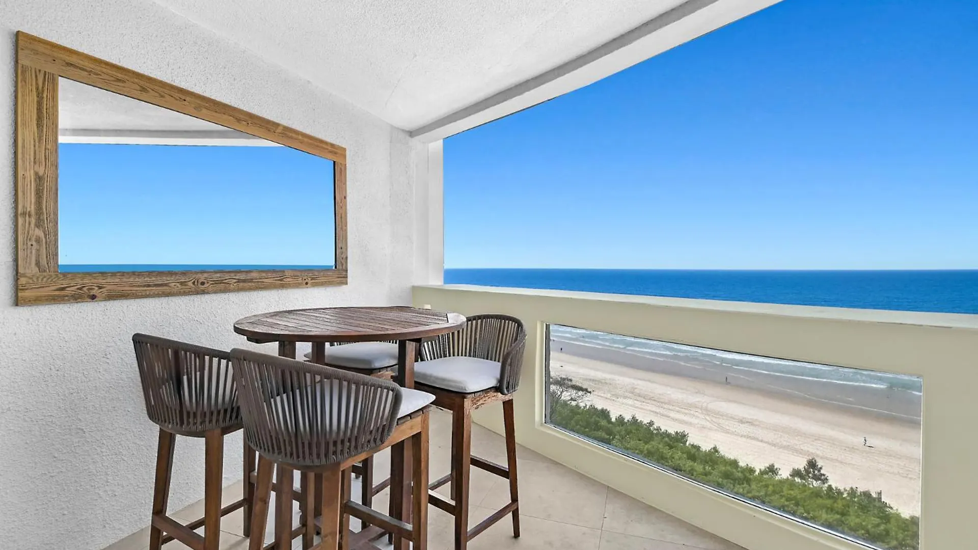 Breathtaking Ocean View & Beachside 3 Bedrooms Apartment Gold Coast