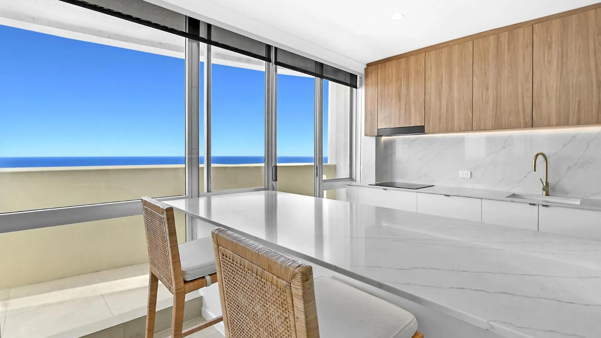 Breathtaking Ocean View & Beachside 3 Bedrooms Apartment Gold Coast