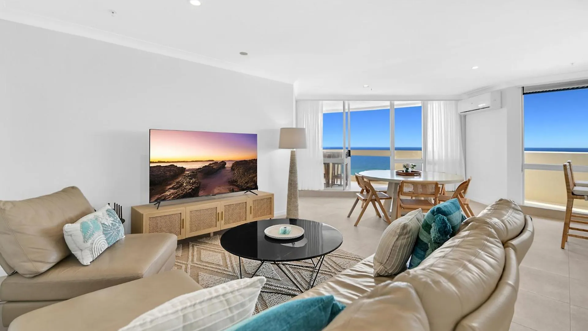 Breathtaking Ocean View & Beachside 3 Bedrooms Apartment Gold Coast